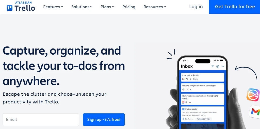 Смартфон с приложением Trello, показывающим список задач и уведомления.