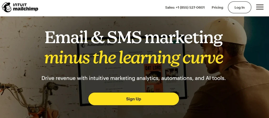 Человек за компьютером изучает инструменты email и SMS маркетинга.
