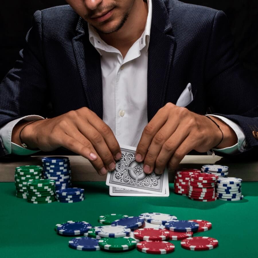 Играть в покер официально. Покер. Игрок в казино. Казино Покер. Профессиональная игра в Покер.