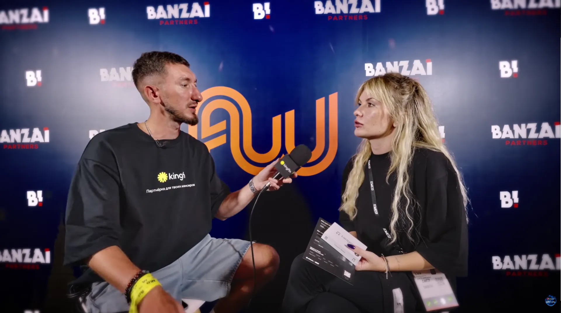Интервью на фоне стенда Banzai Partners на Affiliate World Bangkok