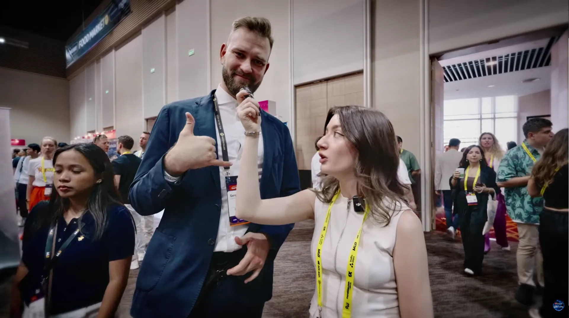 Полина берёт комментарий у участника Affiliate World Bangkok в коридоре конференции