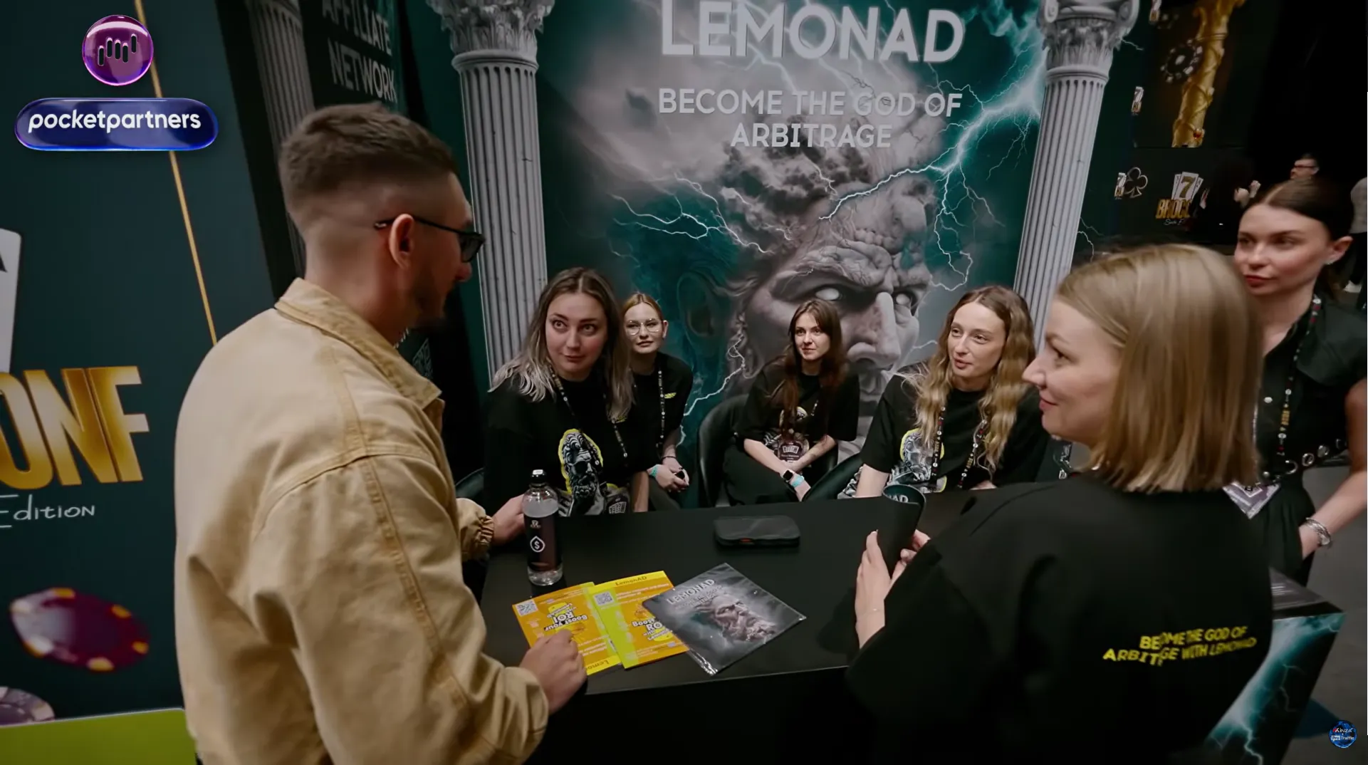 Участники BROCONF-7 общаются на стенде Lemonad в кулуарах CPA-конференции
