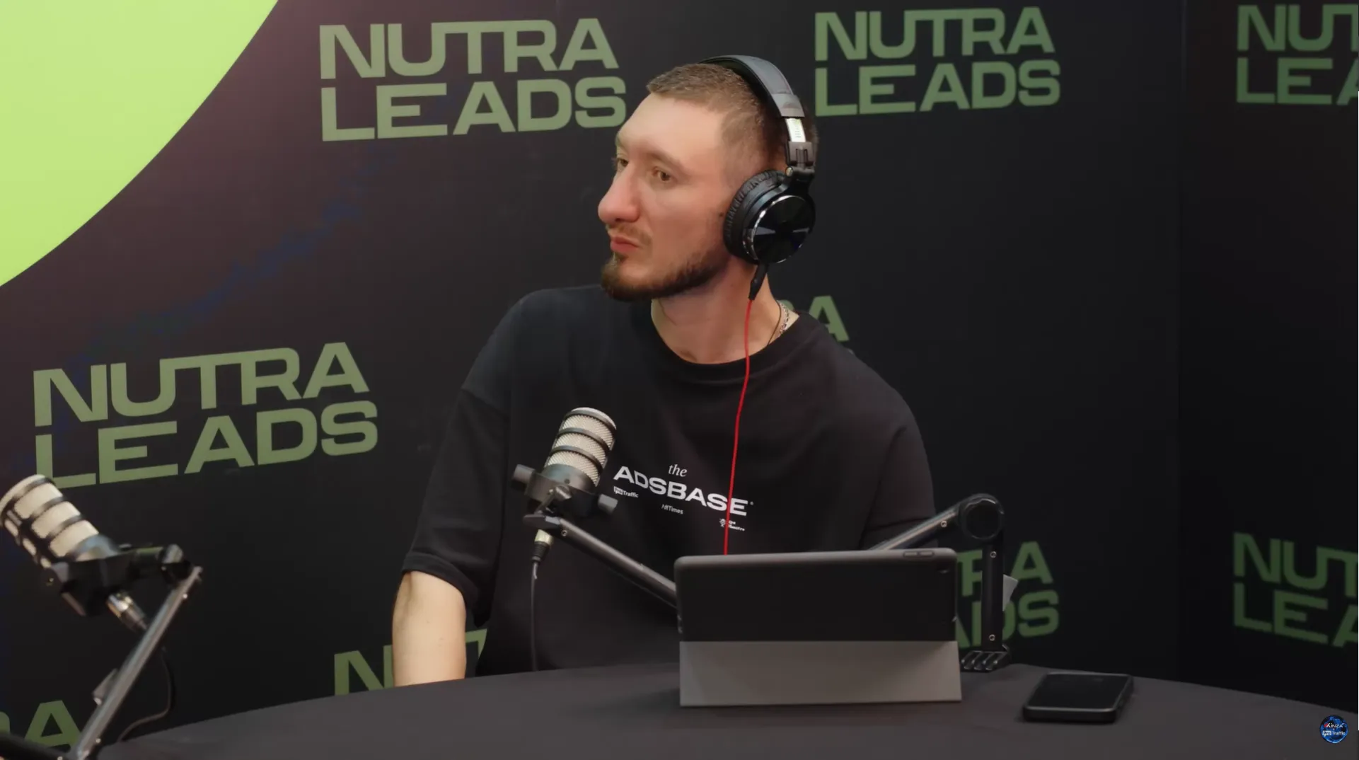 Ведущий ProTraffic во время интервью на площадке Nutra Leads