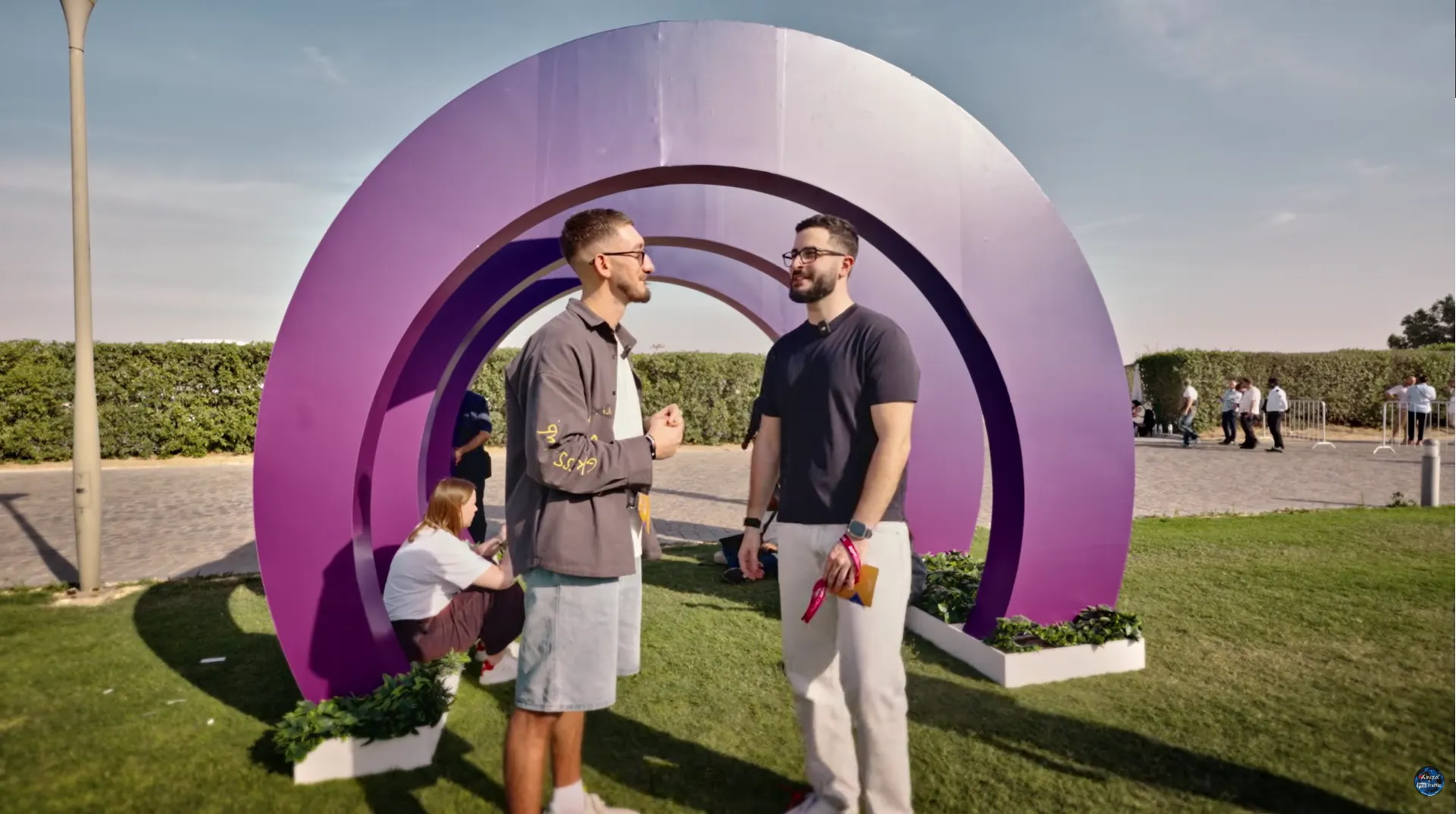 Участники SiGMA Dubai 2026 обсуждают рынок и нетворкинг у брендированной арки конференции