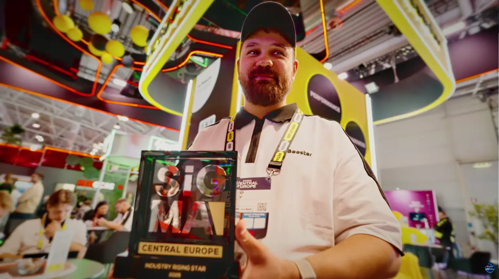 Представитель Mr.Booster с наградой Rising Star на SiGMA Central Europe