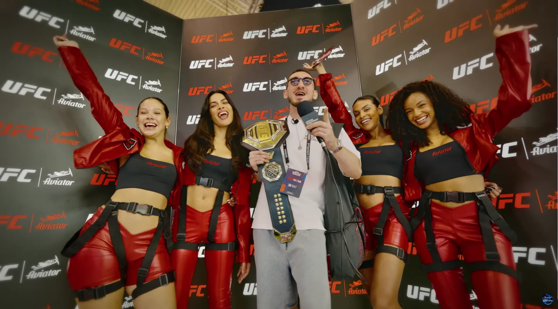 Ведущий ProTraffic на стенде UFC и Aviator во время SiGMA Rome 2025