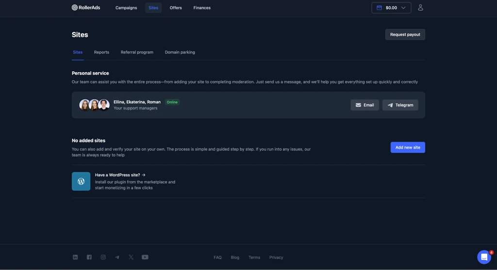 Интерфейс платформы для арбитража трафика с разделами для управления сайтами и поддержкой.